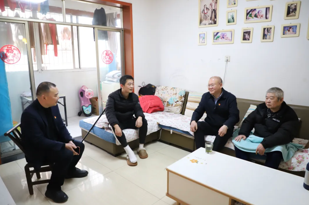 胡勇航走访慰问湘潭城发·物业集团困难党员